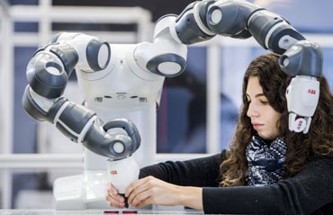 YuMi® från ABB är den nya generationens kollaborativa robot med smart robotbeteende