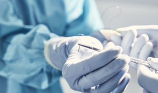 Sjukvårdspersonalens händer är skyddade med Biogel® operationshandskar från Mölnlycke